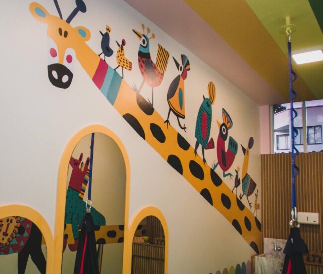 Kids Care, consultório de fisioterapia infantil no Leblon – mural com arcos e casinha