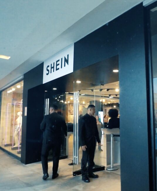 Fachada da loja pop-up Shein no Fashion Mall, projeto da Unpack Design