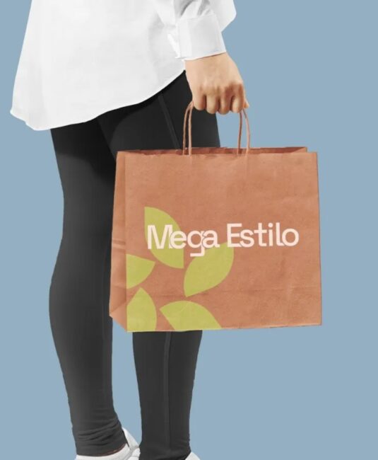 Sacola com a identidade visual da Mega Estilo, por Unpack Design