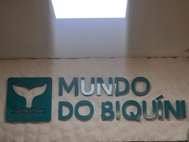 Mundo do Biquíni Ipanema – logo na parede da loja pronta