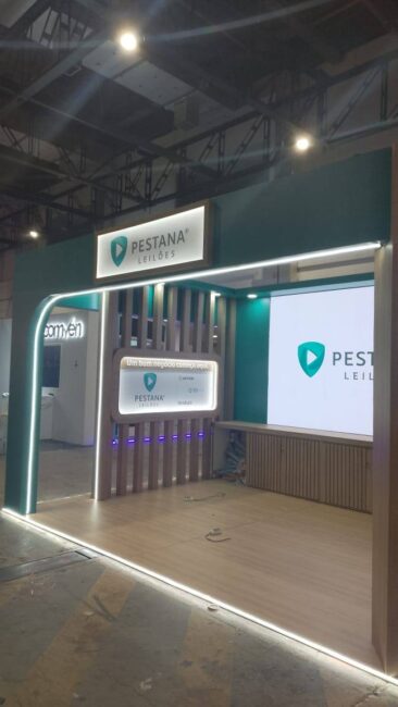 Stand Pestana Leilões no Congresso Fenauto – stand pronto: fachada com logo