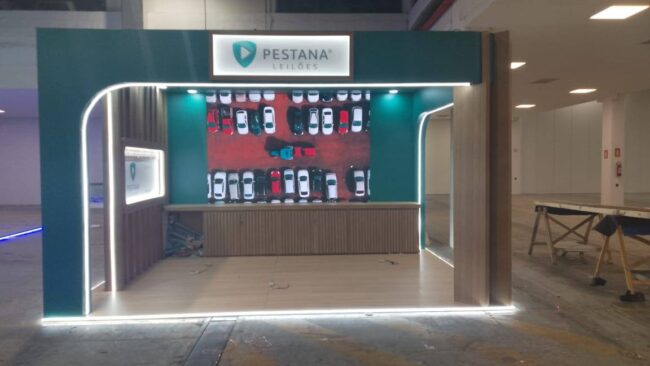Stand Pestana Leilões no Congresso Fenauto – stand pronto: parede institucional