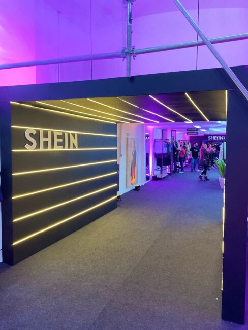 SHEIN Curitiba – corredor com iluminação de LED