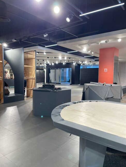 SHEIN Pop Up Rio de Janeiro, Fashion Mall – obra: balcão em montagem