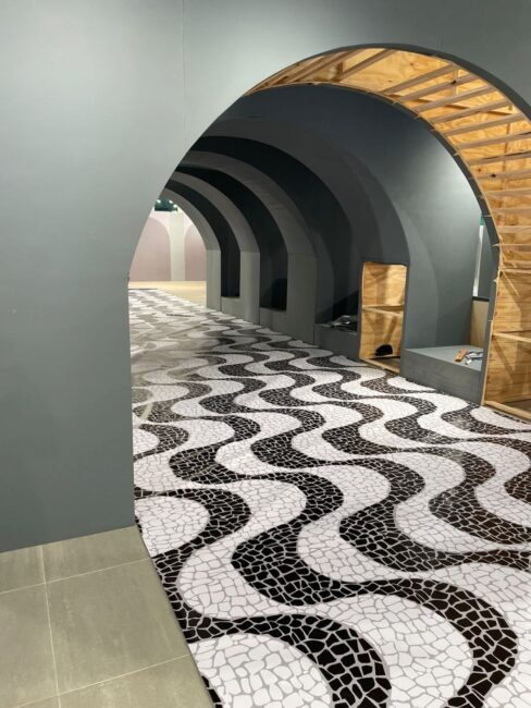 SHEIN Pop Up Rio de Janeiro, Fashion Mall – túnel em arco com piso em mosaico