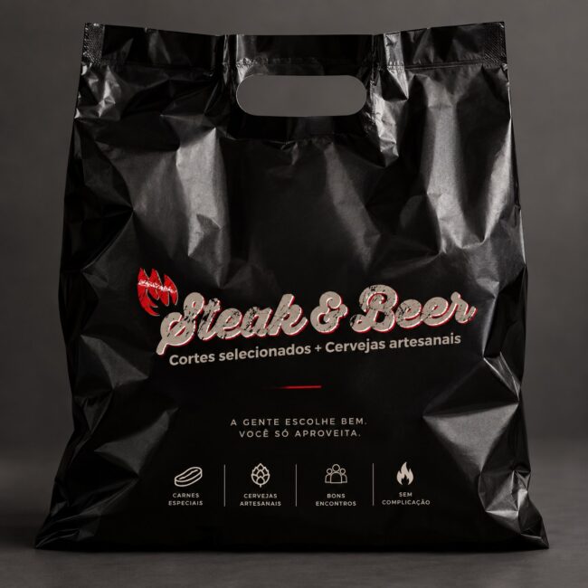 Mockup de experiência de marca do Steak & Beer, Unpack Design – sacola preta com a marca e os pilares da casa