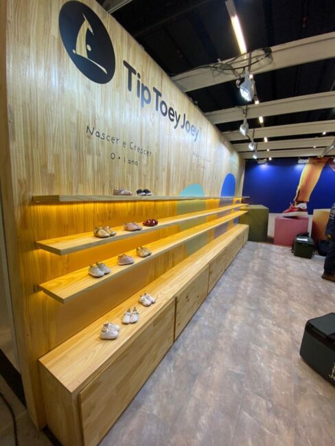 Stand Tip Toey Joey na Feira Ópera – prateleira de madeira com produtos