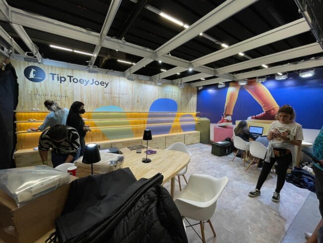 Stand Tip Toey Joey na Feira Ópera – visão geral do stand