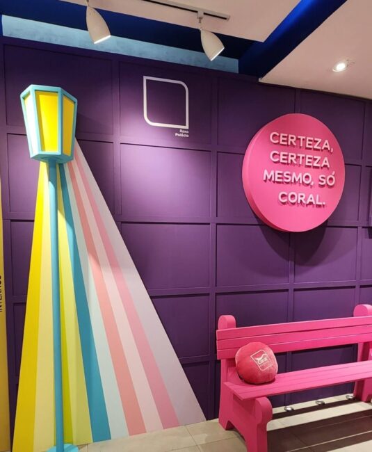 Cenografia da vitrine Coral Collab Barbie com banco rosa e poste, por Unpack Design