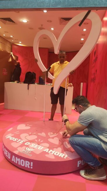 Central de Trocas Dia dos Namorados no West Shopping – Instalação do coração
