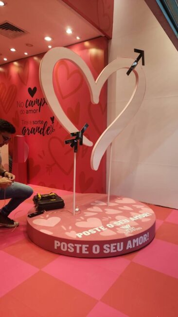 Central de Trocas Dia dos Namorados no West Shopping – Coração cenográfico