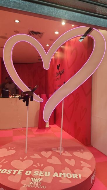 Central de Trocas Dia dos Namorados no West Shopping – Coração com plataforma rosa