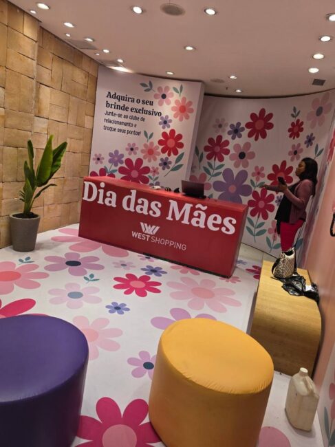 Central de Trocas Dia das Mães no West Shopping – Balcão e puffs
