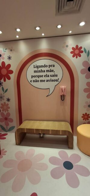 Central de Trocas Dia das Mães no West Shopping – Arco cenográfico com banco