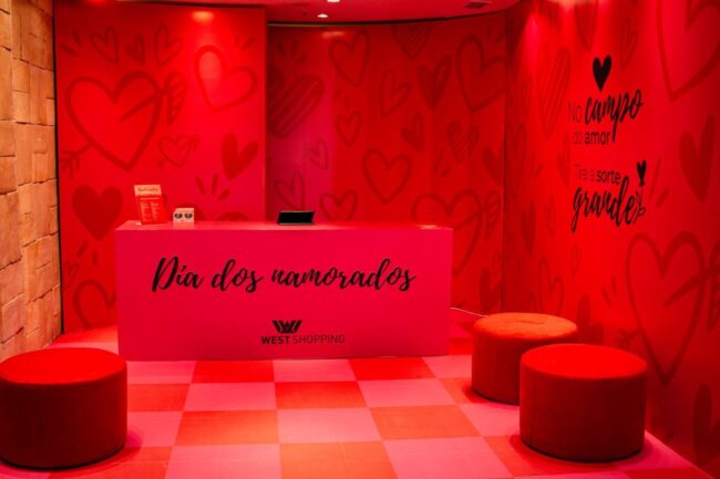 Posto de troca West Shopping 2025 – balcão de atendimento vermelho