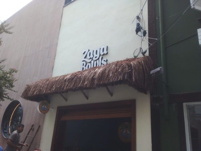 Zaga Bowls em São Paulo – fachada com letreiro e palhoça